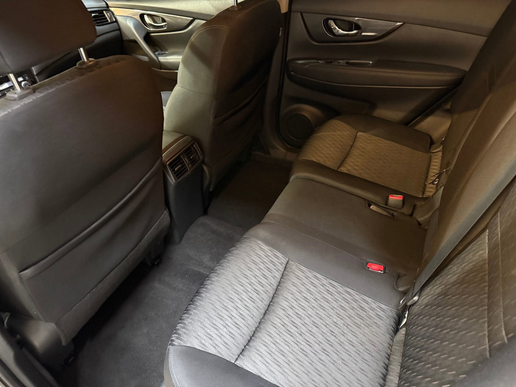 2017 Nissan Rogue SV photo 32
