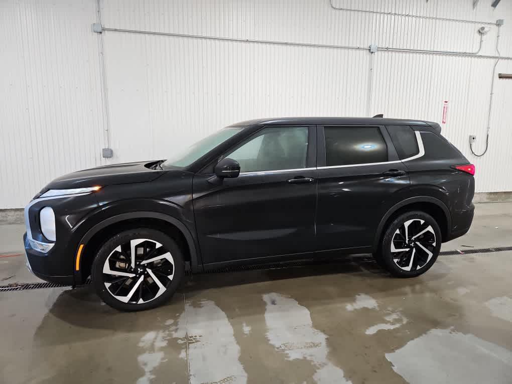 2024 Mitsubishi Outlander SE's photo