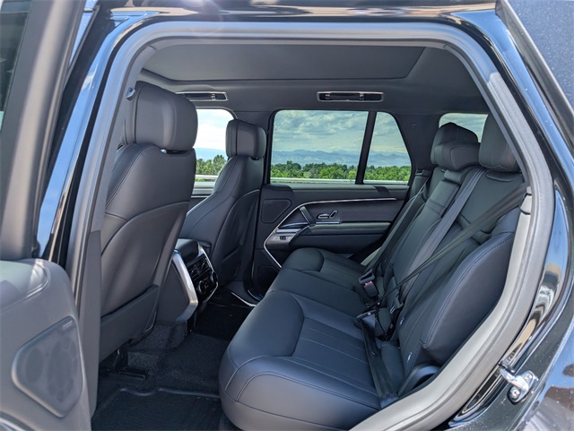 2025 Land Rover Range Rover SE photo 3