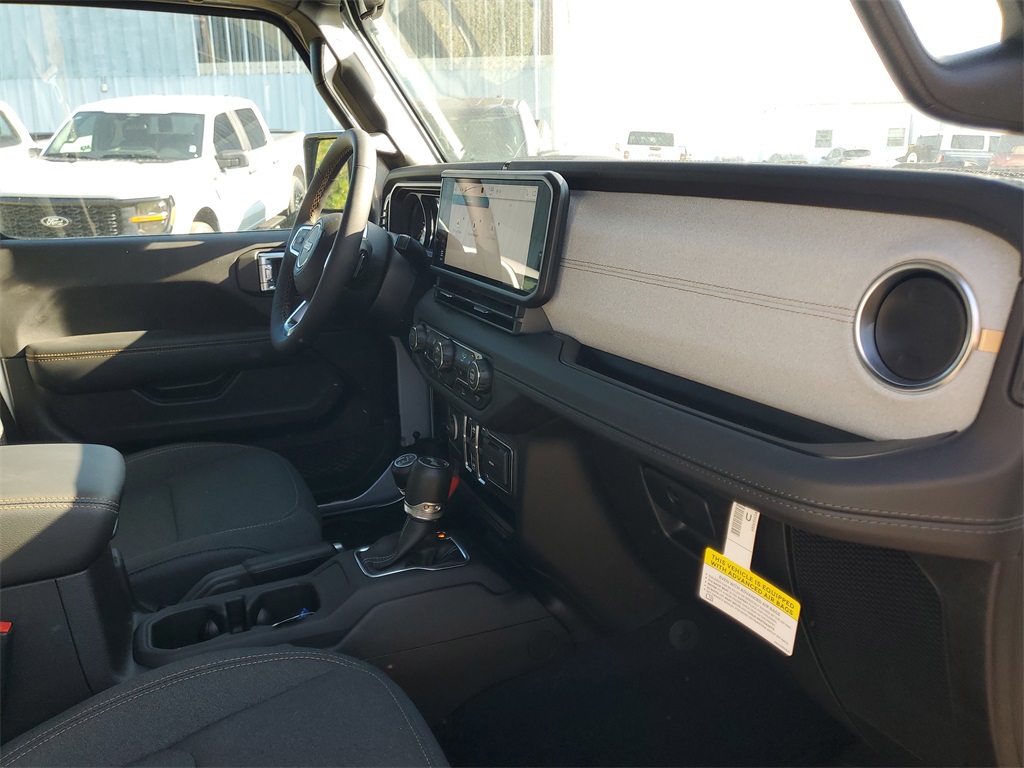 2024 Jeep Wrangler Sahara photo 31