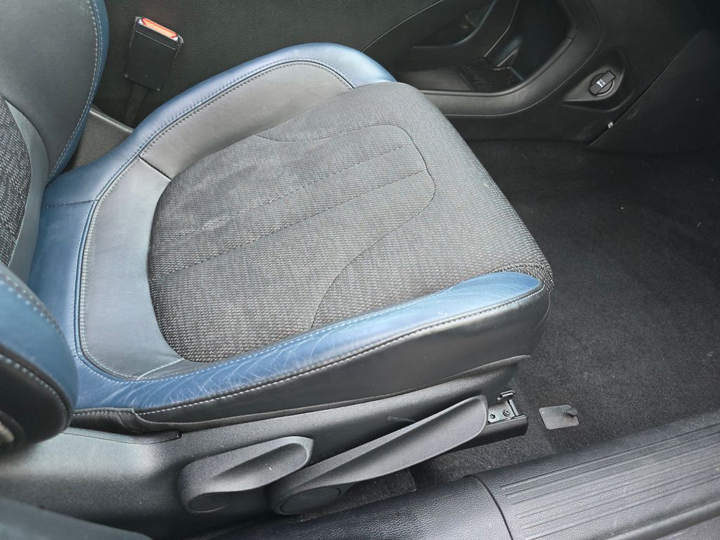 2015 Chrysler 200 S photo 24
