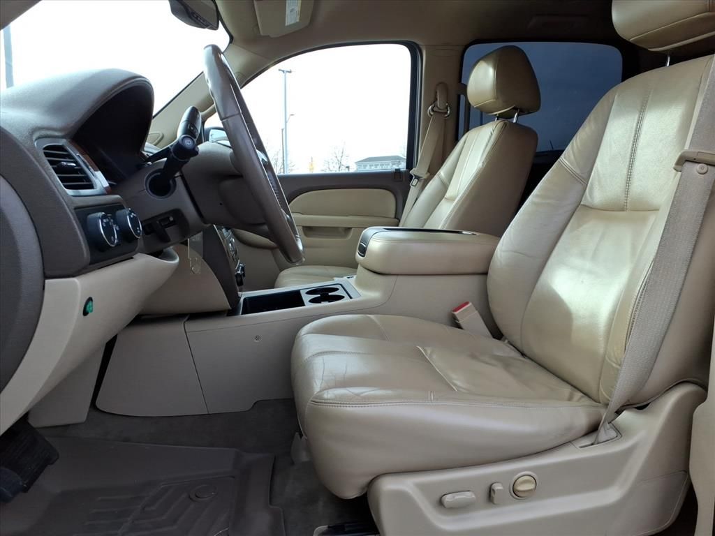 2011 Chevrolet Suburban 1500 LT photo 2