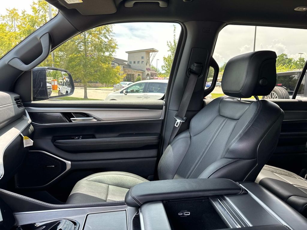 2023 Jeep Wagoneer Series II Carbide photo 13