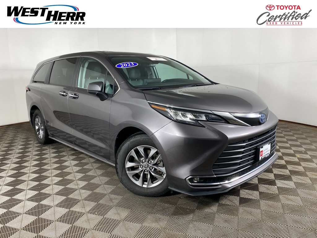 2023 Toyota Sienna XLE's photo
