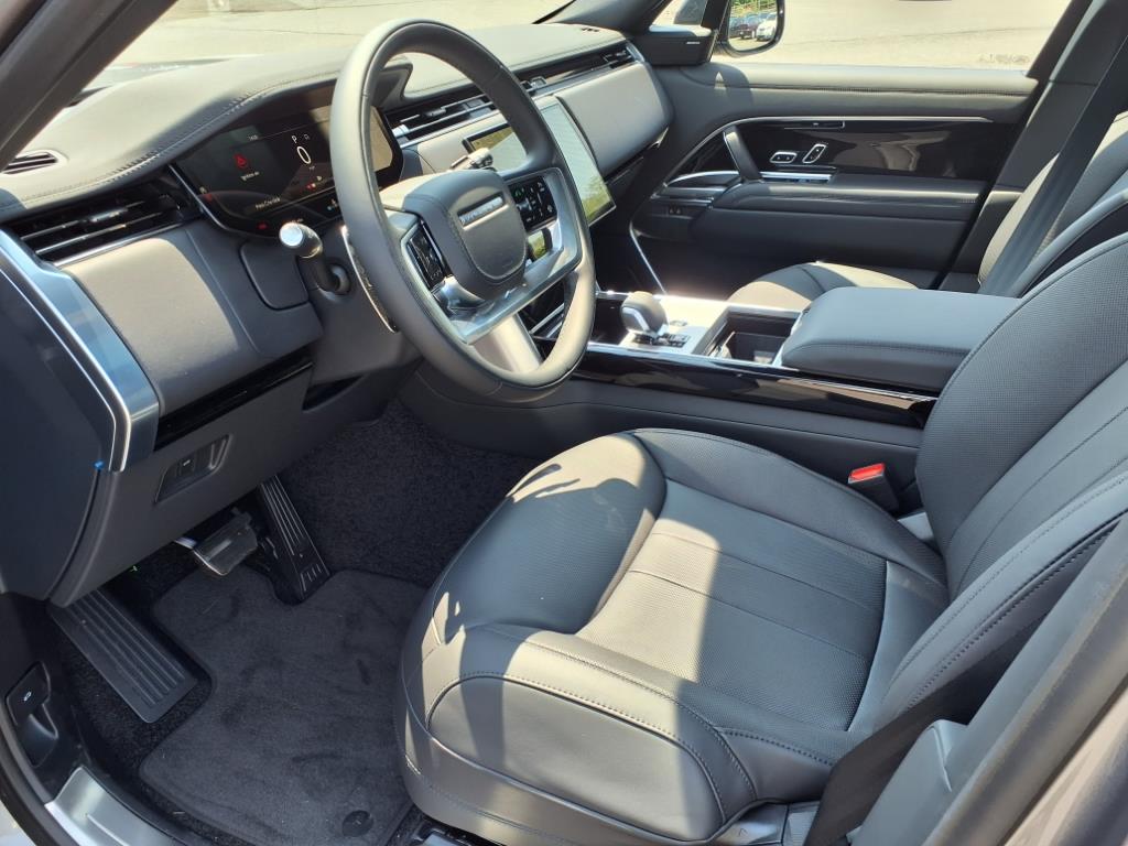 2025 Land Rover Range Rover SE photo 16