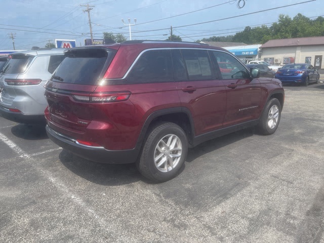 2023 Jeep Grand Cherokee Laredo photo 3
