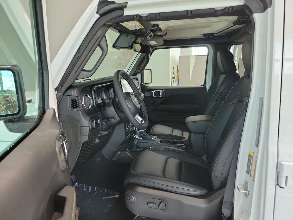 2025 Jeep Wrangler Sahara photo 8