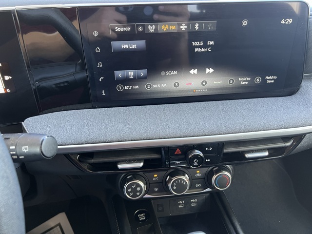 2025 Nissan Kicks SV photo 12