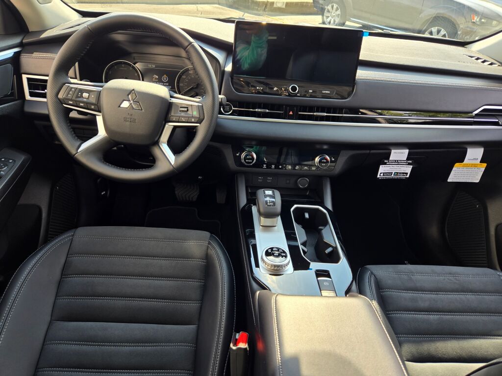 2025 Mitsubishi Outlander SE photo 14