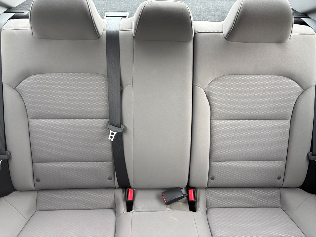 2020 Hyundai Elantra Value Edition photo 17