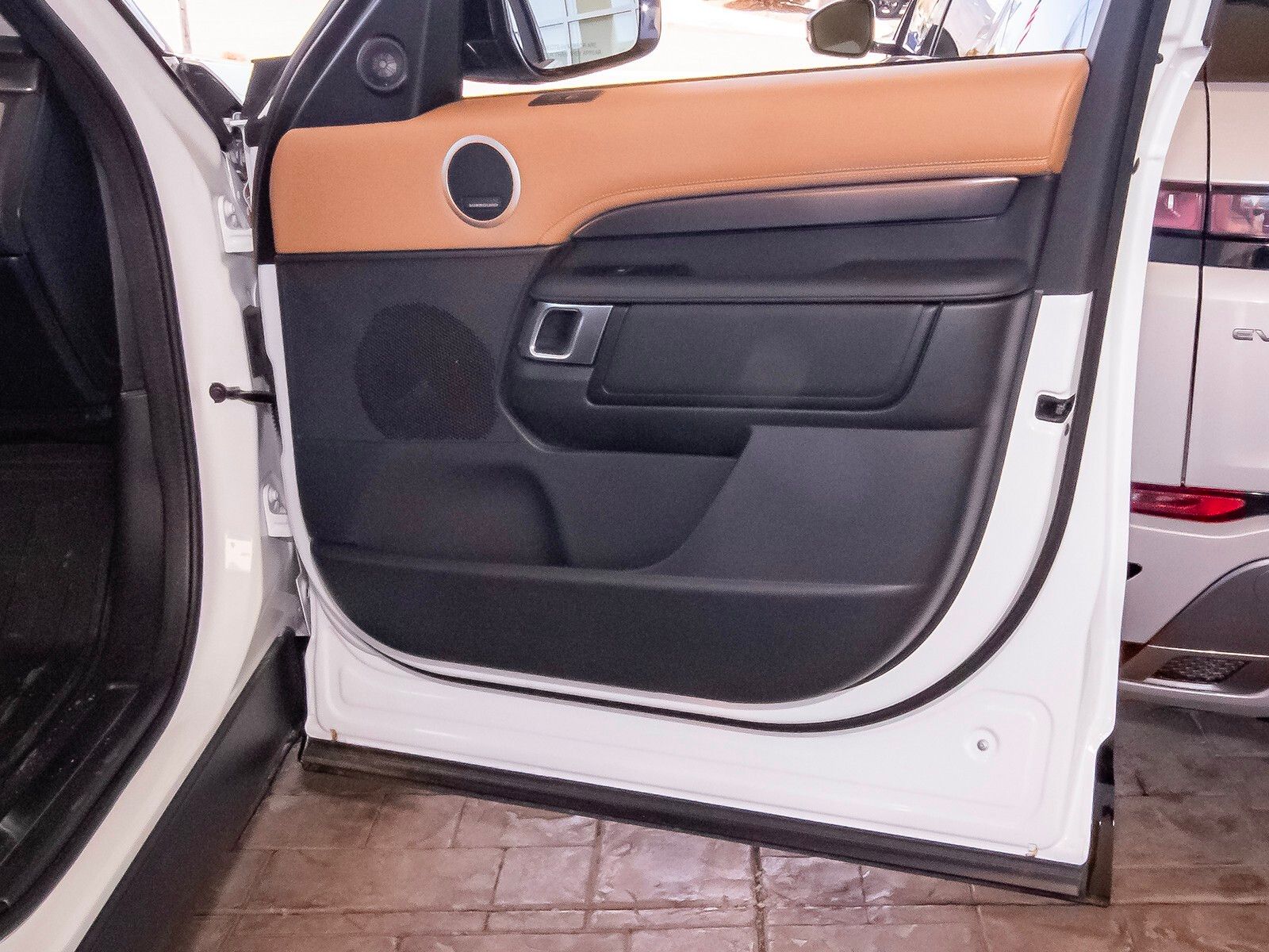 2025 Land Rover Discovery Metropolitan Edition photo 42