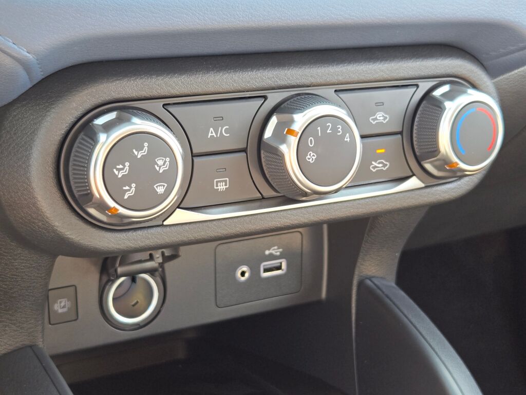 2025 Nissan Versa SV photo 17