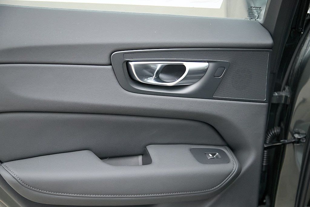 2026 VOLVO XC60 - Image 19