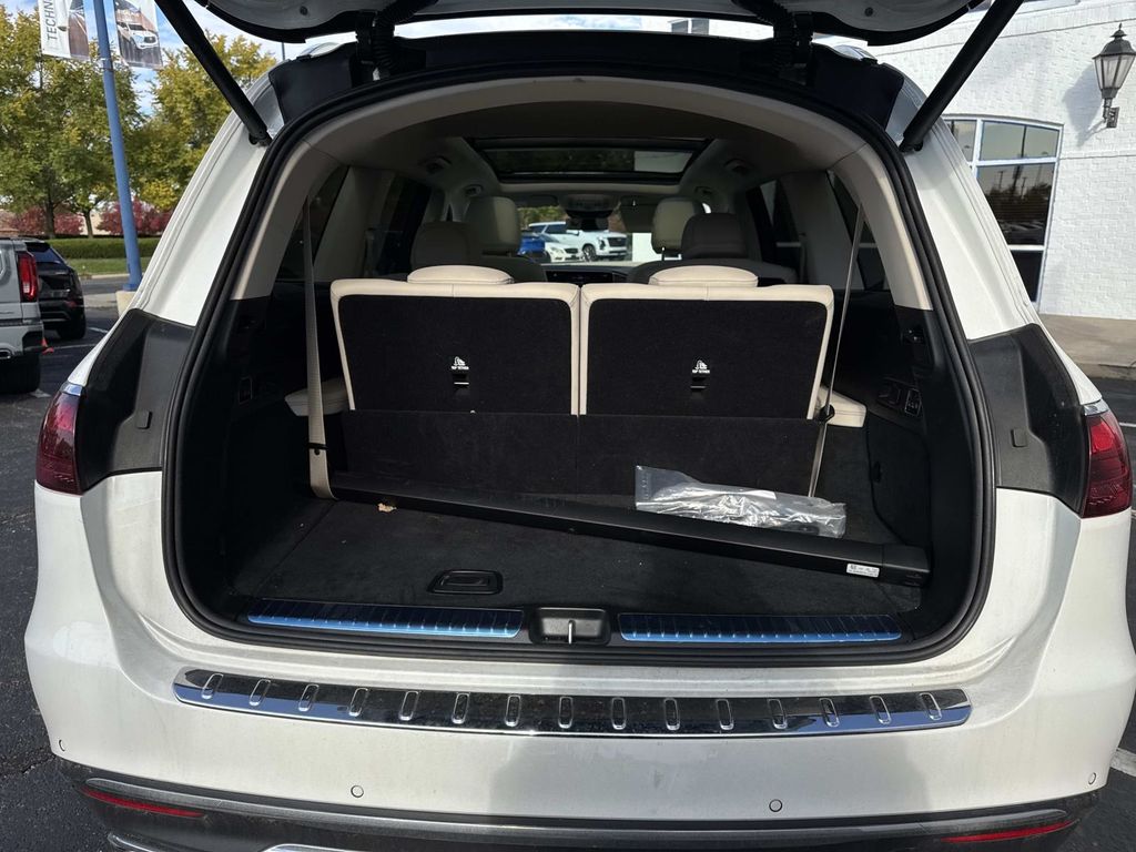 2025 Mercedes Benz GLS 450 4MATIC photo 4