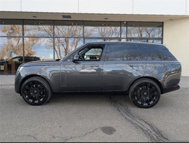 2025 Land Rover Range Rover SE photo 3