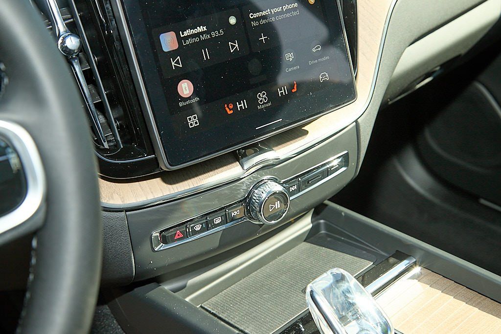 2026 VOLVO XC60 - Image 15