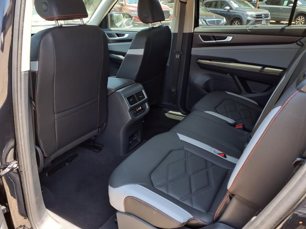 2024 Volkswagen Atlas Peak Edition SE Technology photo 18
