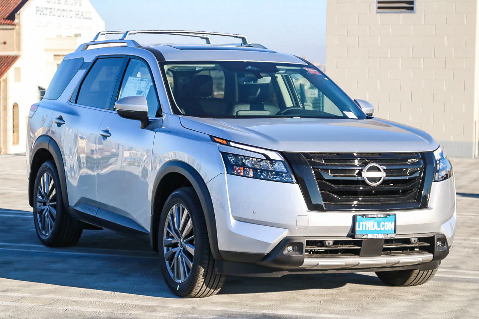 2025 Nissan Pathfinder SL photo 3