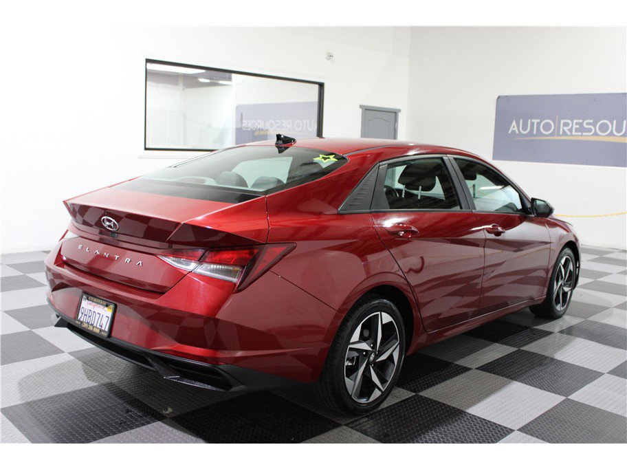 2023 Hyundai Elantra SEL photo 4