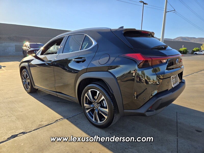 2022 Lexus UX 200 photo 4
