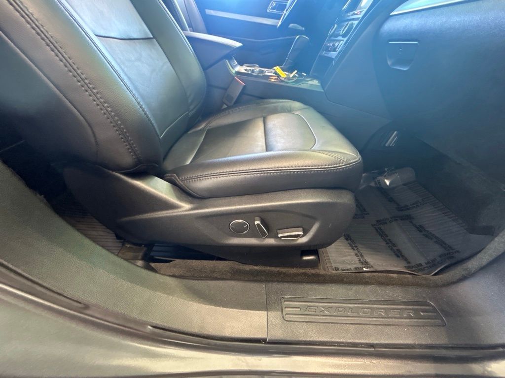 2017 Ford Explorer XLT photo 20