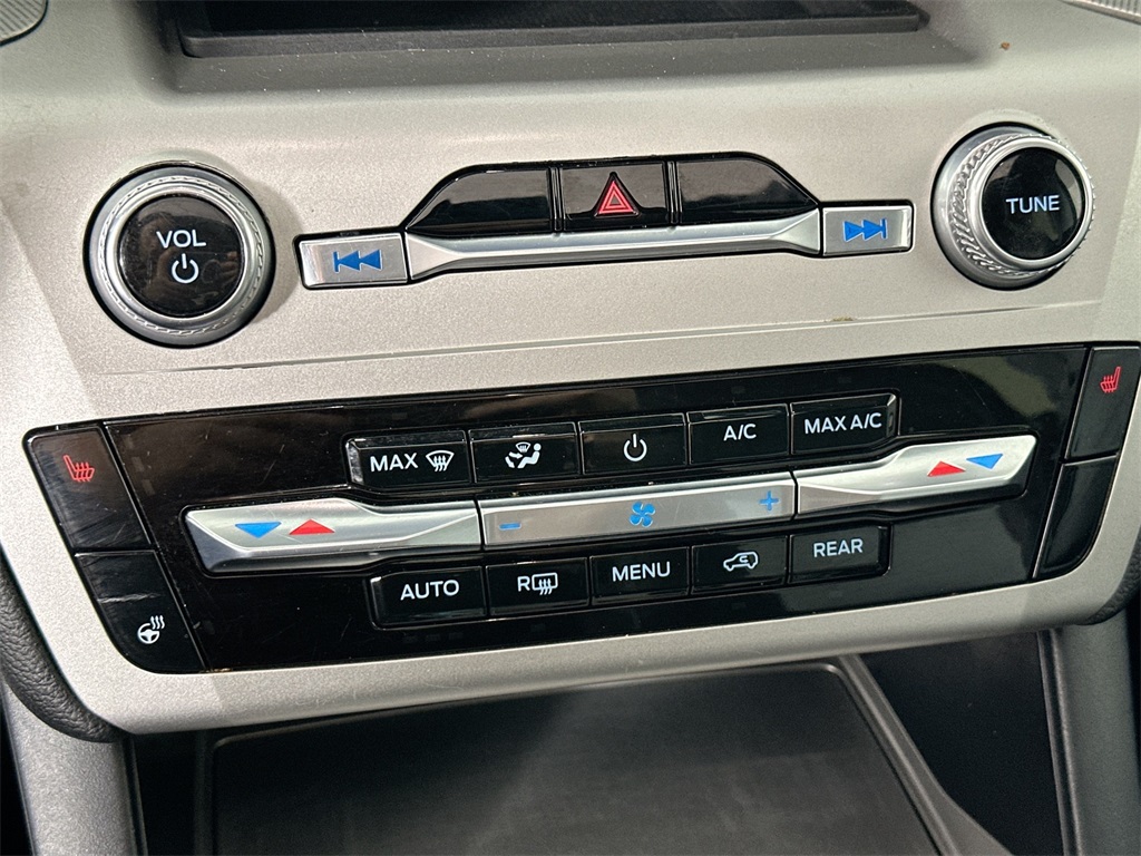 2022 Ford Explorer XLT photo 13