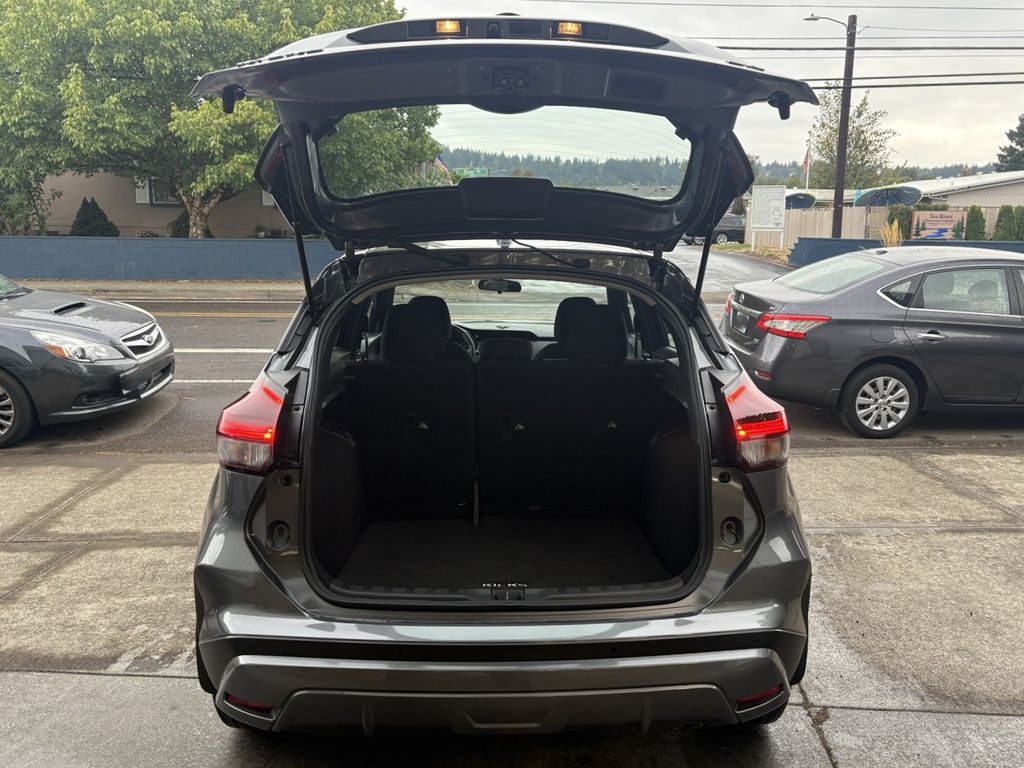 2023 Nissan Kicks SR photo 9