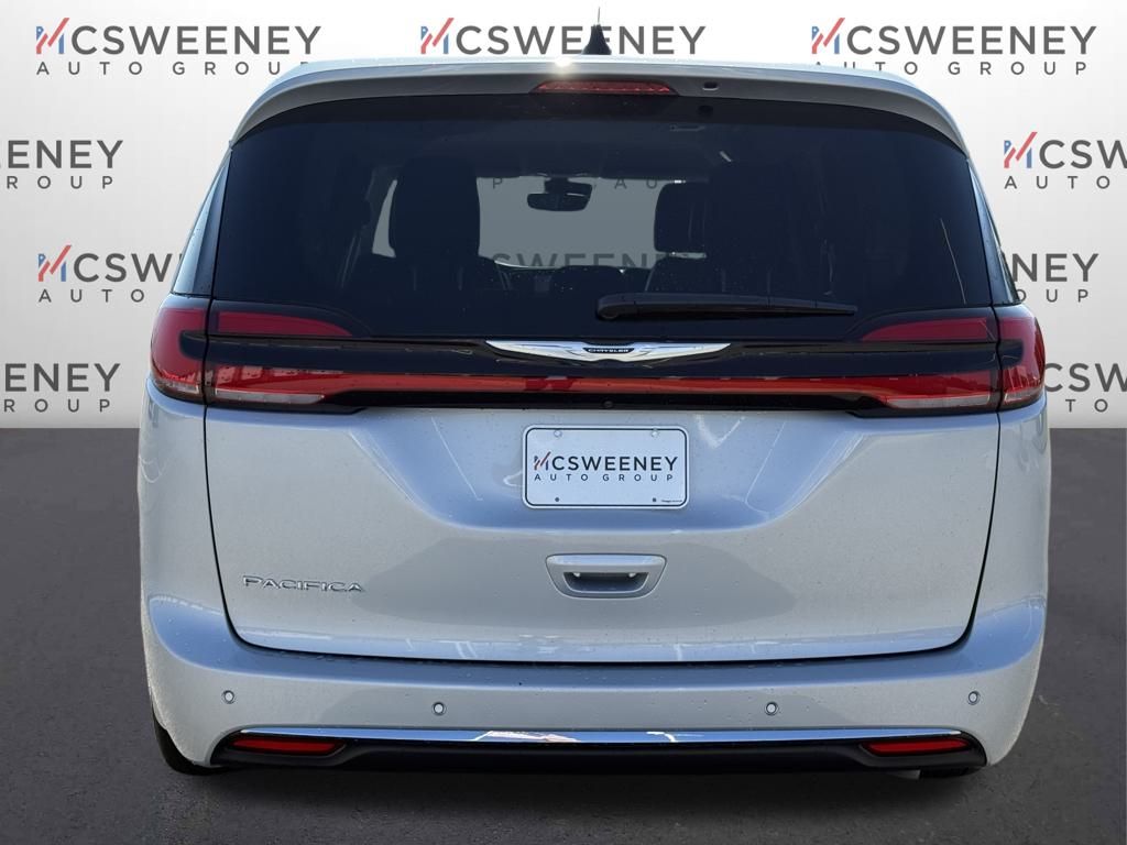 2024 Chrysler Pacifica Touring L photo 3