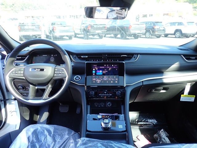 2025 Jeep Grand Cherokee Laredo photo 12