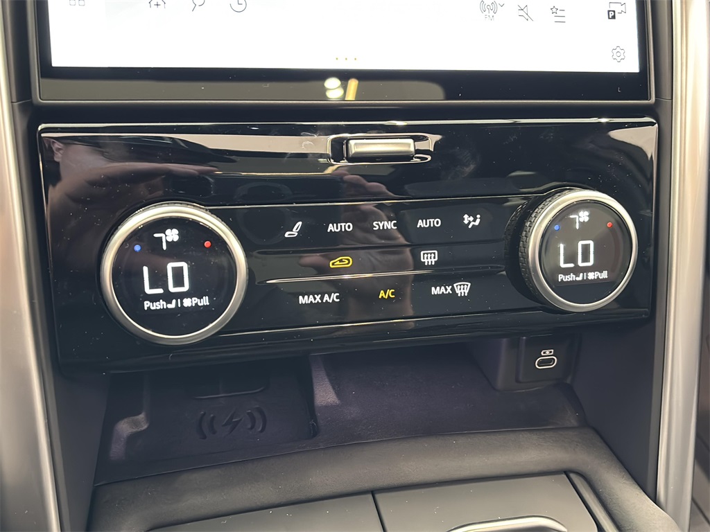 2025 Land Rover Discovery Metropolitan Edition photo 14