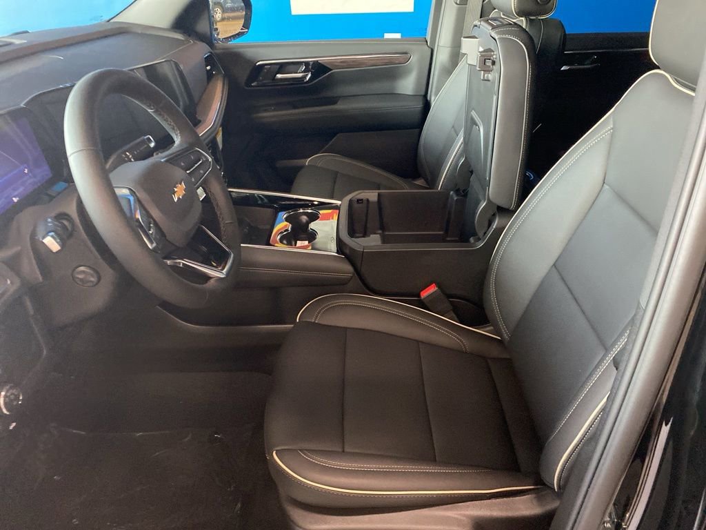 2025 Chevrolet Suburban Premier photo 3
