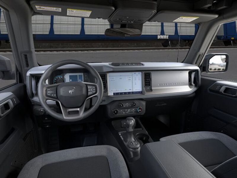 2025 Ford Bronco Base photo 9