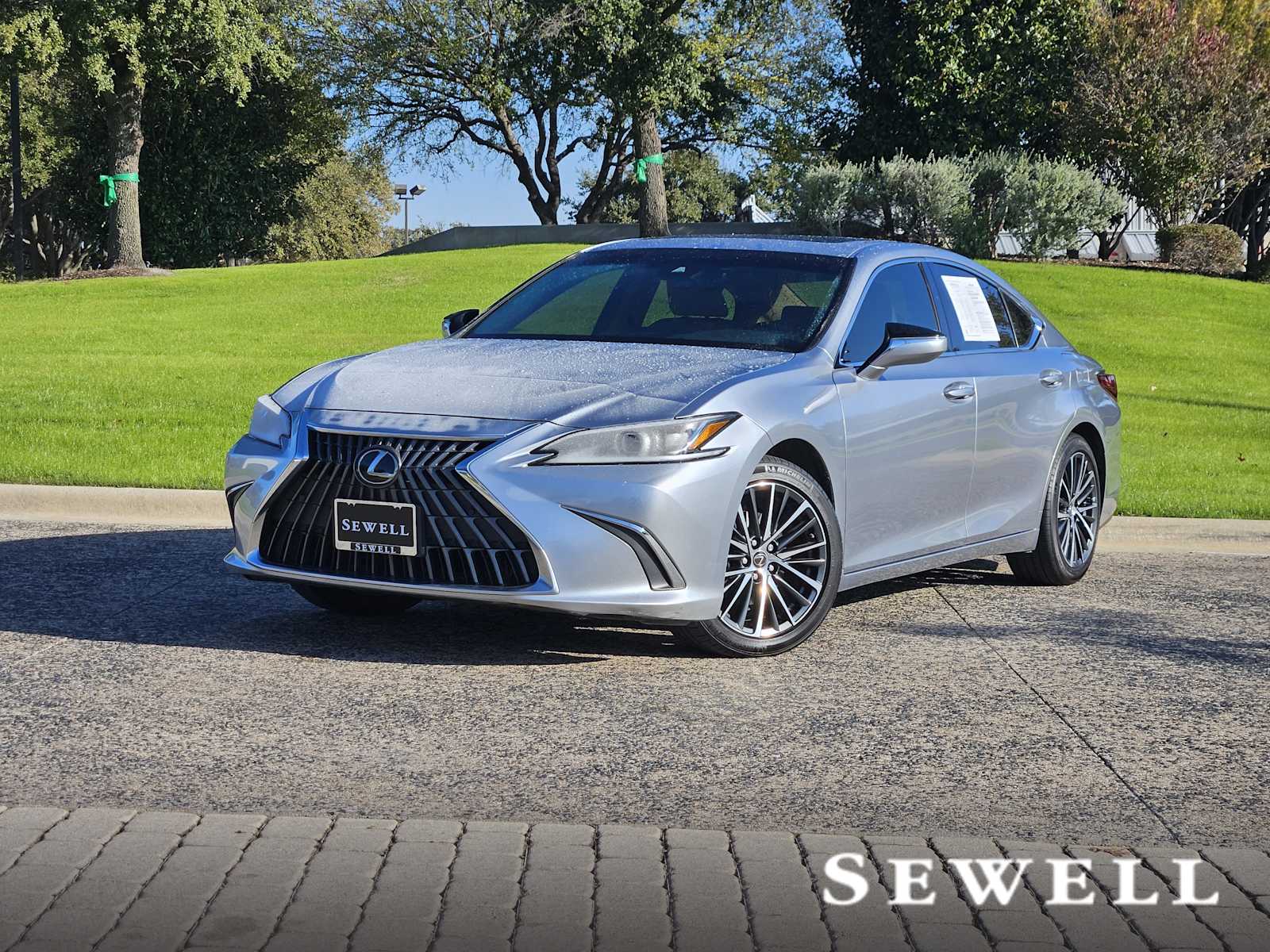 2022 Lexus ES 350's photo