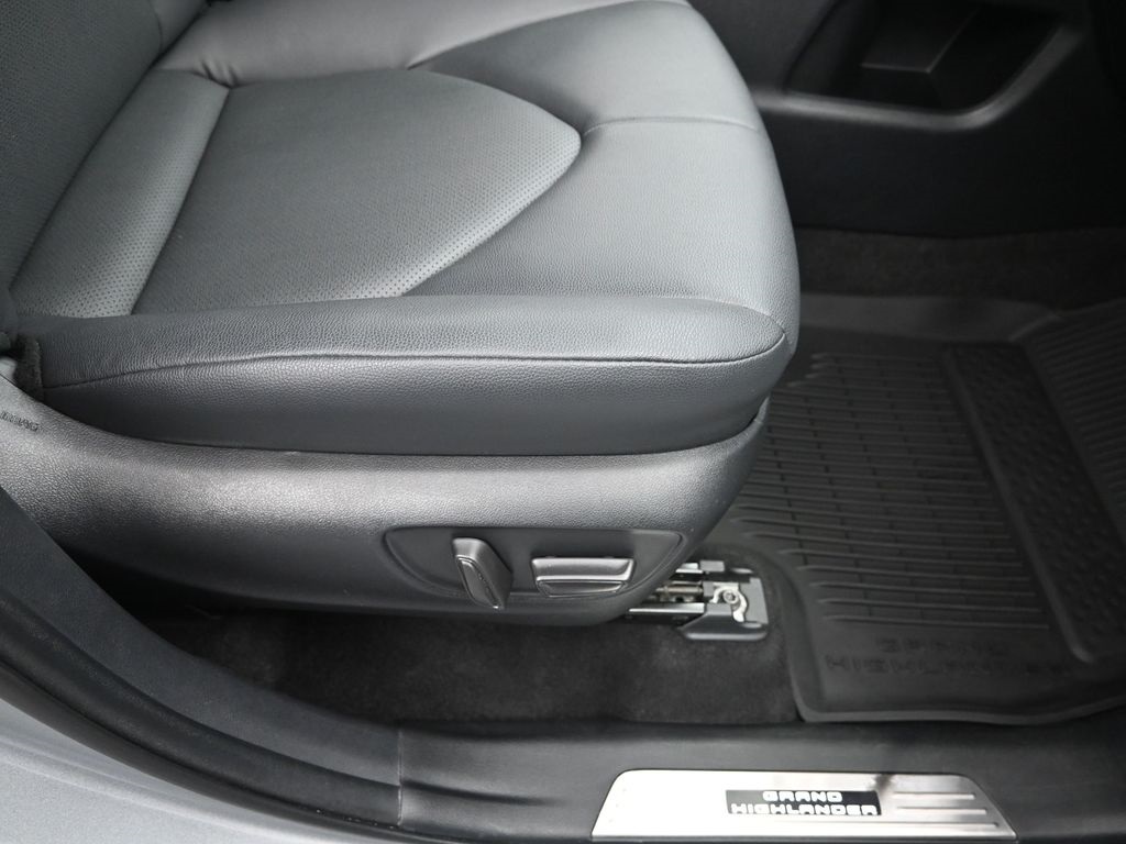 2024 Toyota Grand Highlander XLE photo 12
