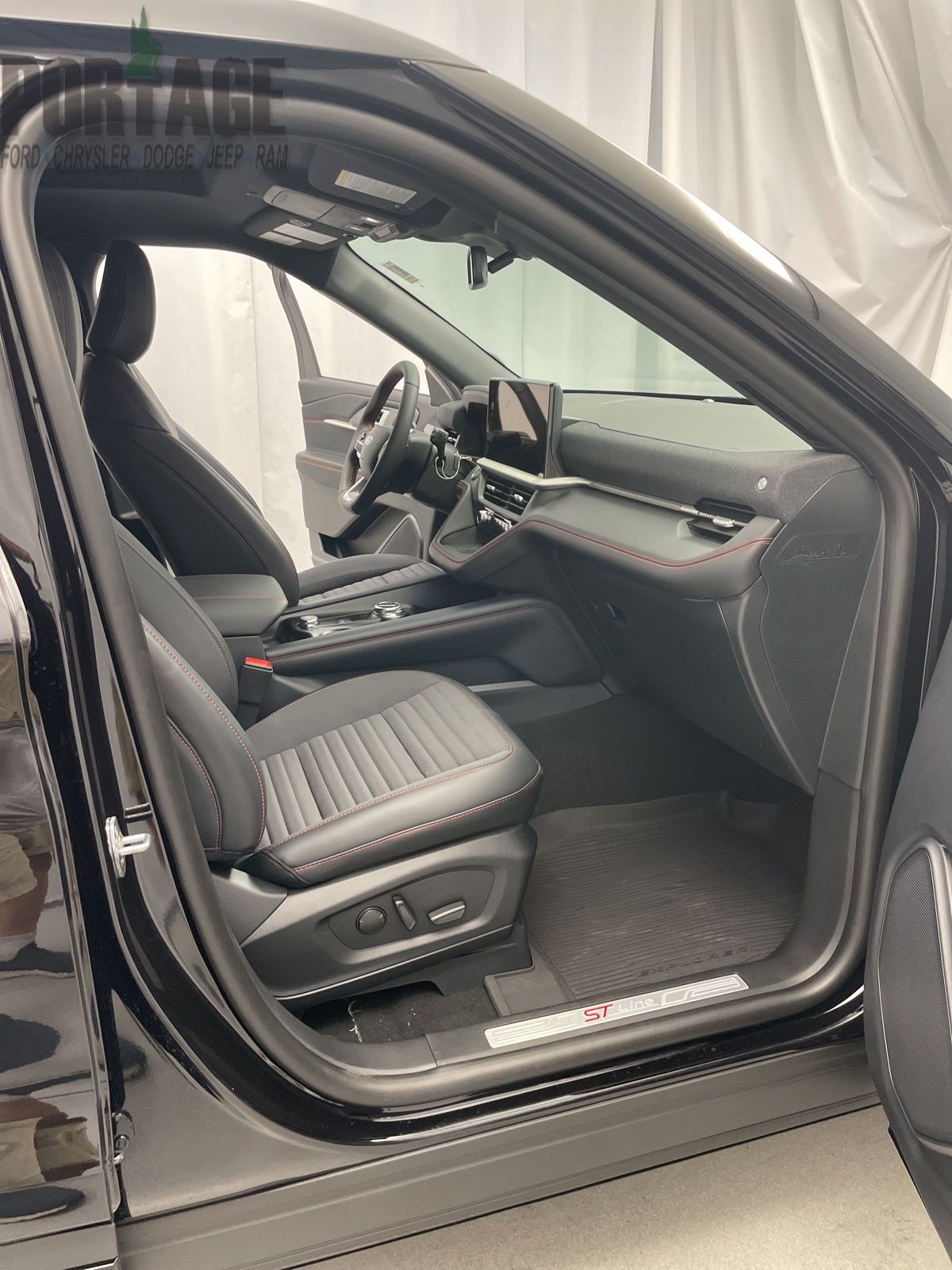 2025 Ford Explorer ST-Line photo 28