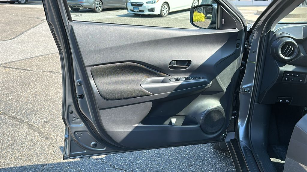 2025 Nissan Kicks Play S photo 9