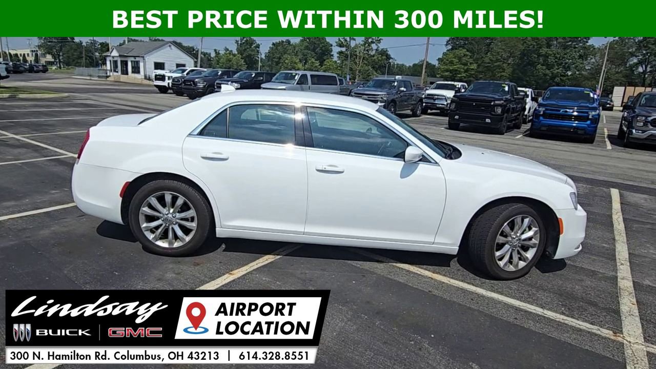 2022 Chrysler 300 Touring photo 8