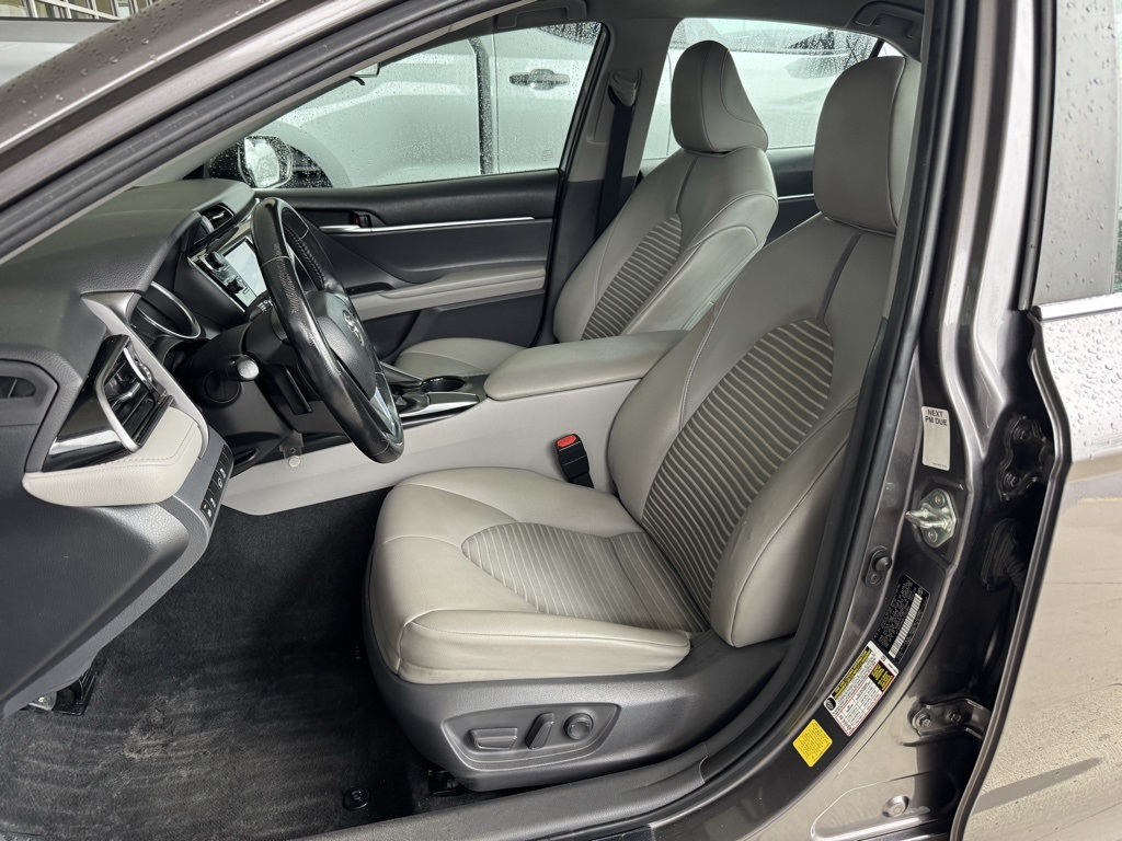 2020 Toyota Camry SE photo 15