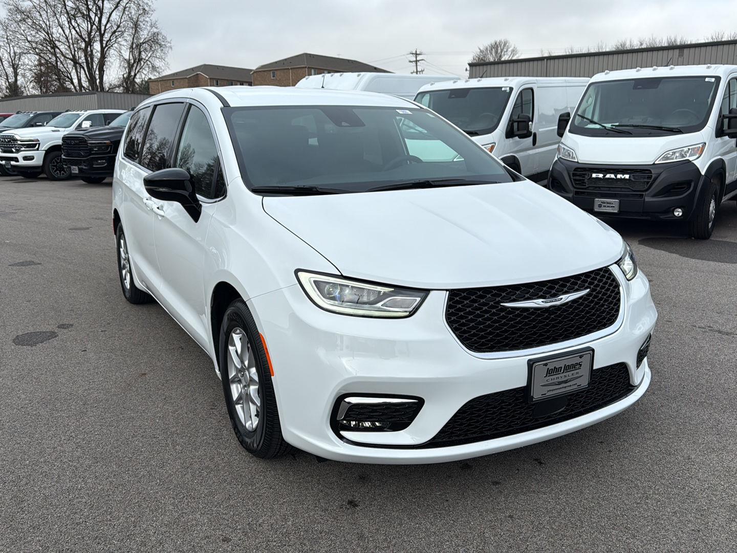 2026 Chrysler Pacifica photo 2