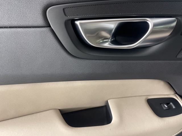 2026 Volvo XC60 T8 Plus photo 33