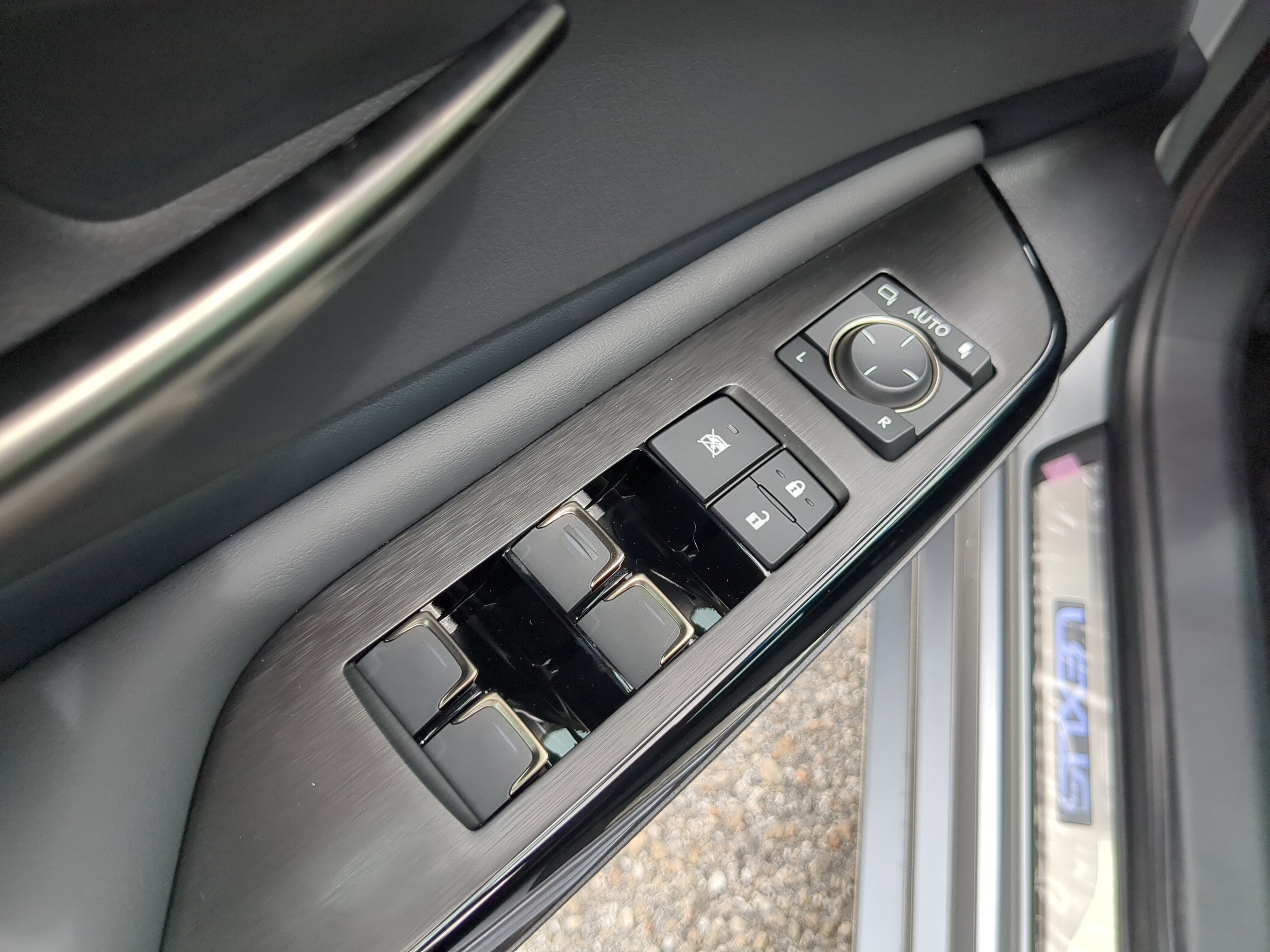2025 Lexus ES 300h photo 14