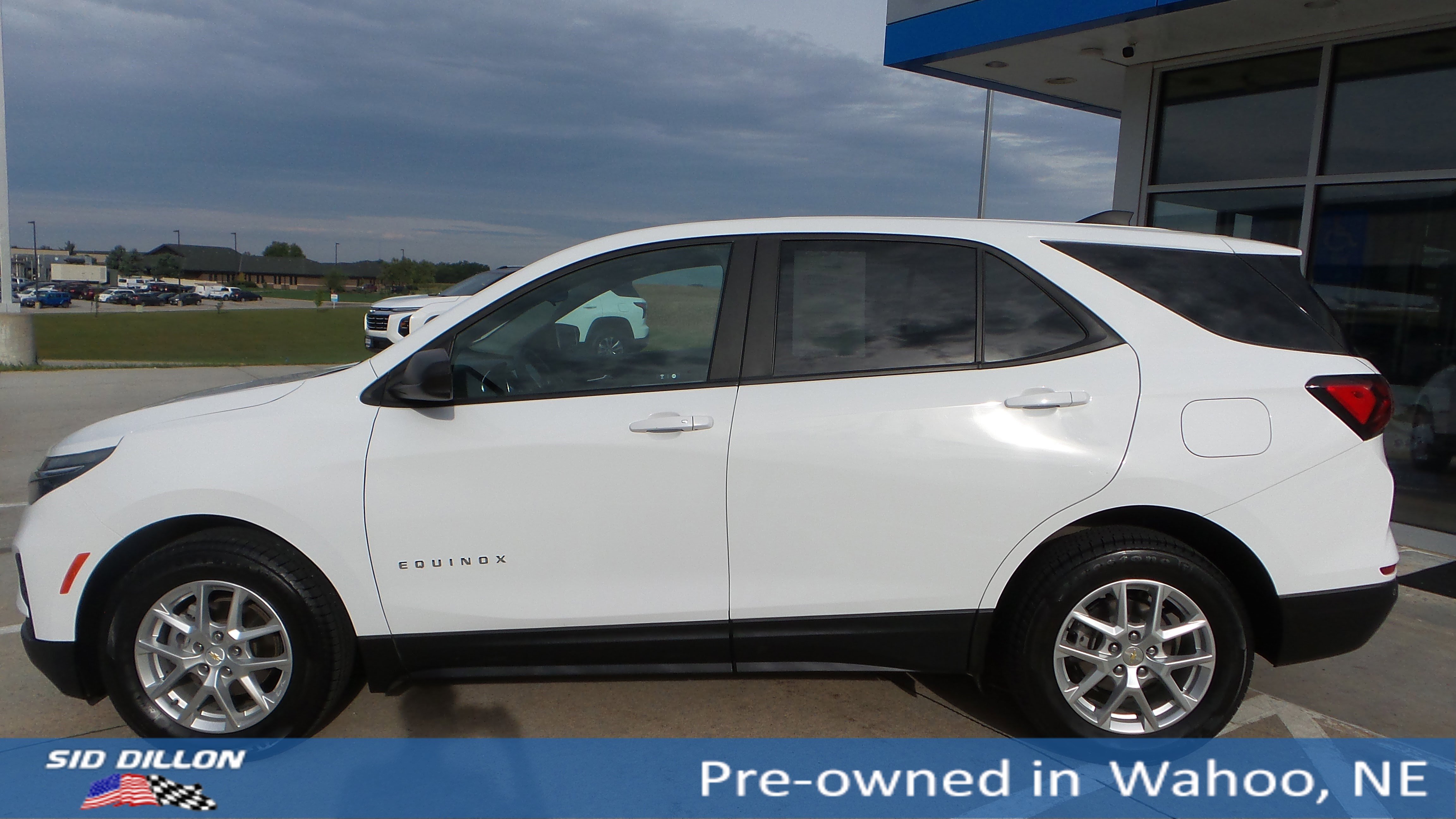 2022 Chevrolet Equinox LS photo 2