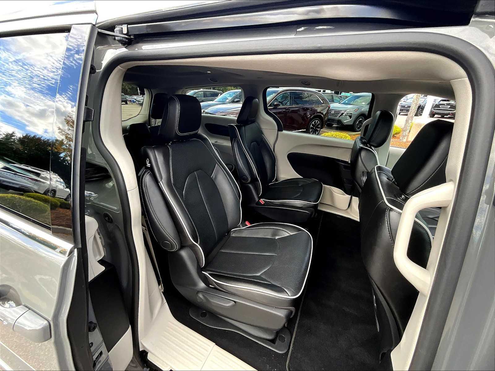 2023 Chrysler Pacifica Hybrid Limited photo 16