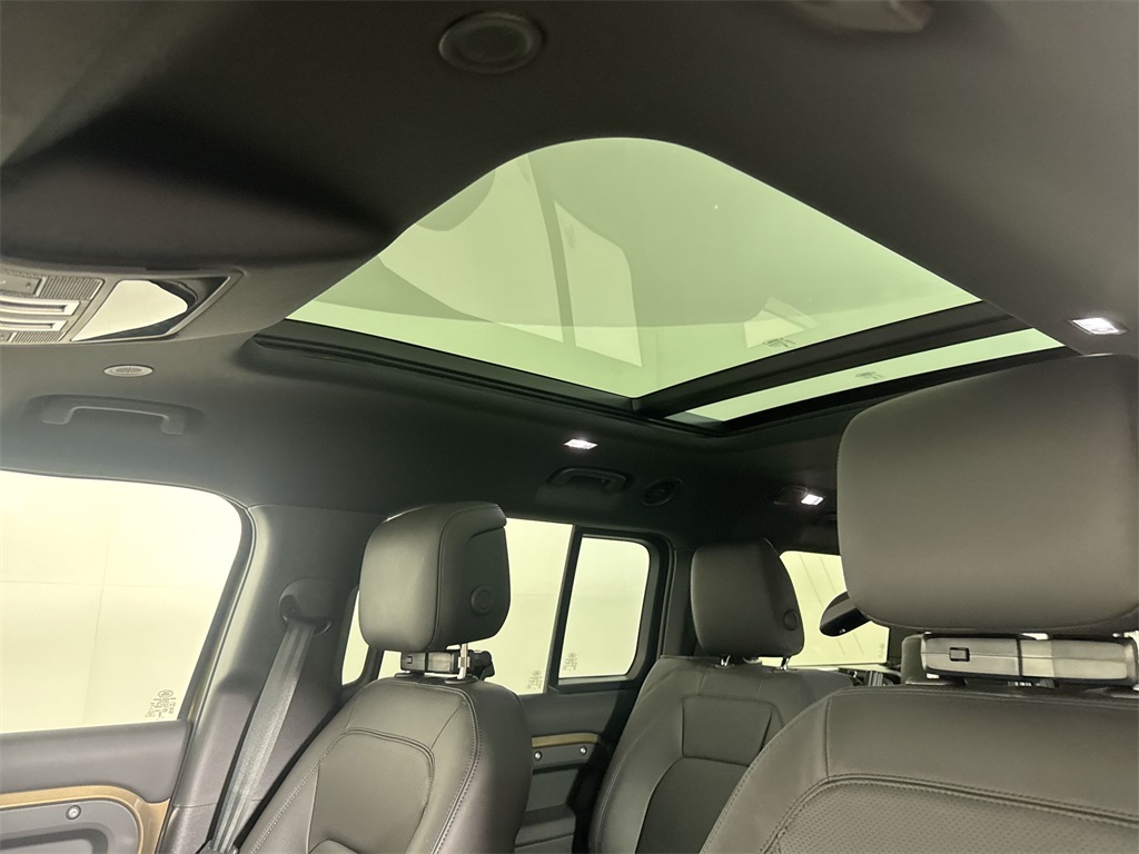 2025 Land Rover Defender 130 X-Dynamic SE photo 17