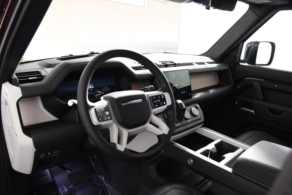2025 Land Rover Defender 130 X-Dynamic SE photo 11