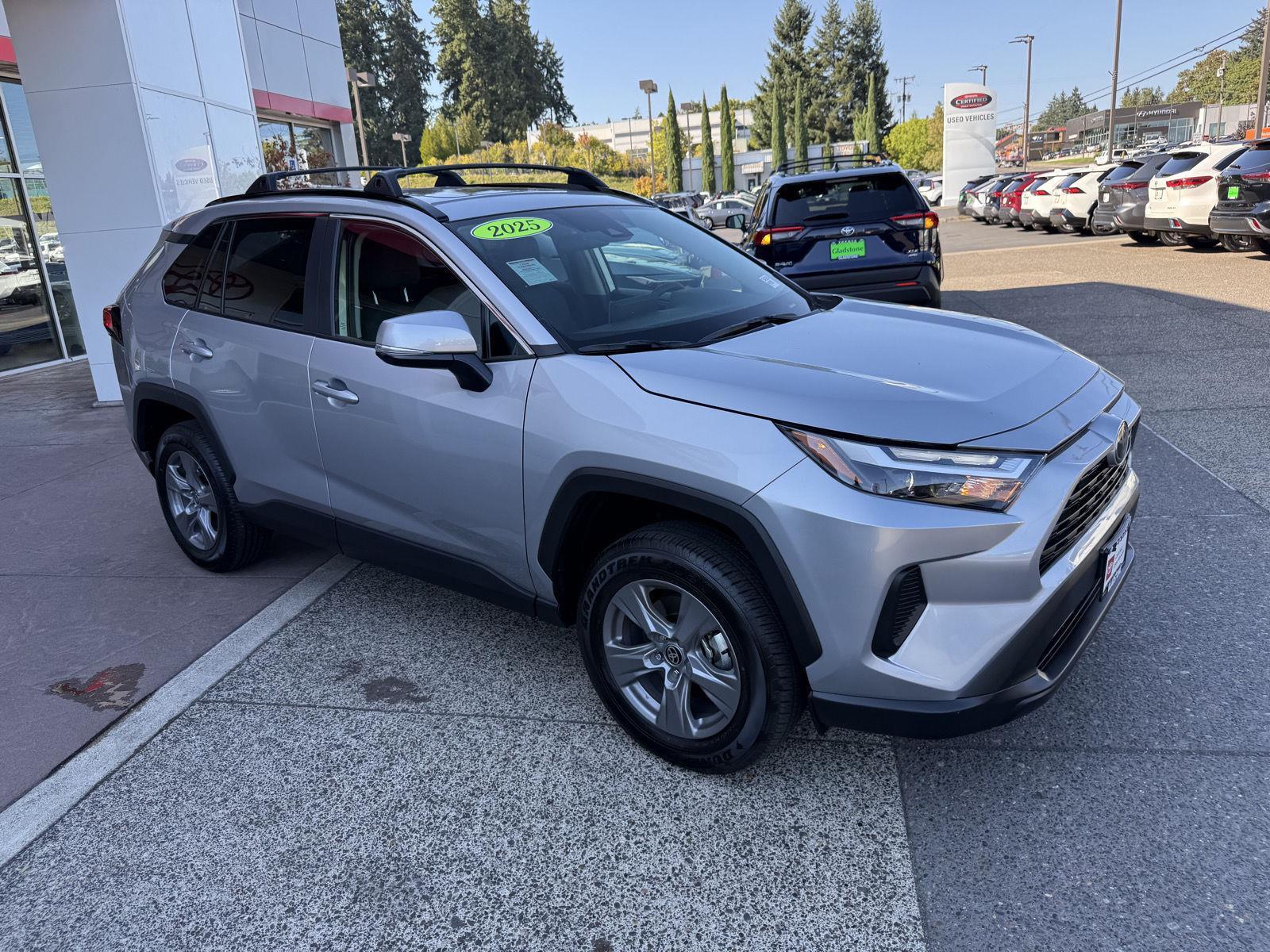 2025 Toyota RAV4 XLE photo 6