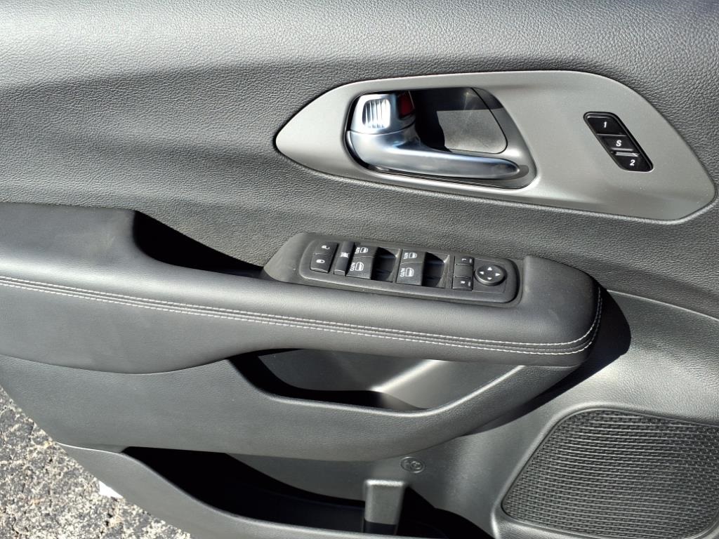 2026 Chrysler Pacifica photo 6