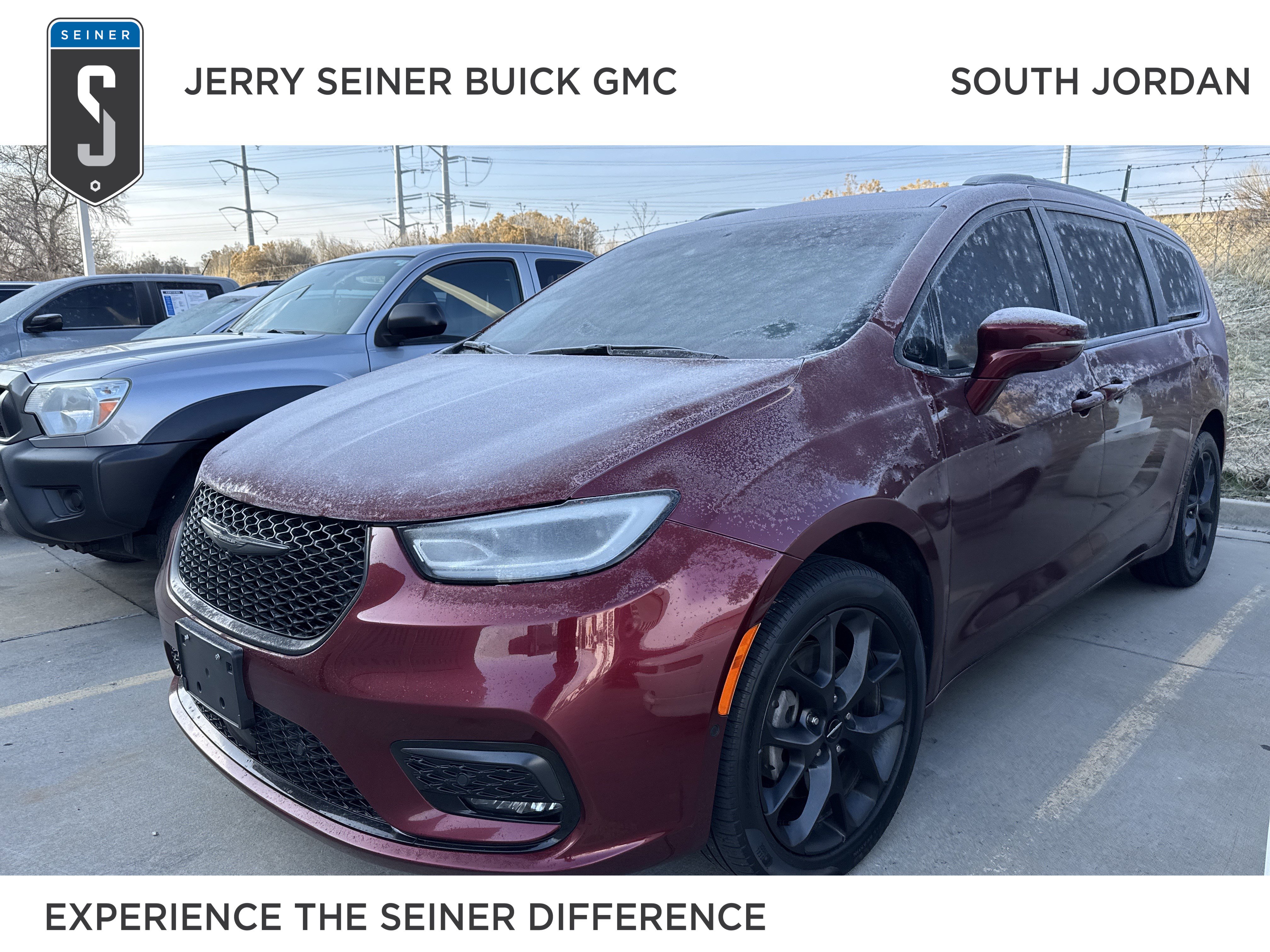 2023 Chrysler Pacifica Touring L's photo