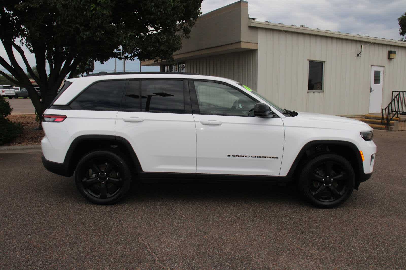 2023 Jeep Grand Cherokee Altitude photo 2