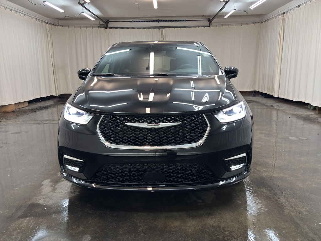 2026 Chrysler Pacifica photo 2